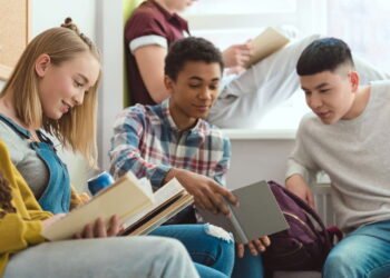 Geração Z transforma IA em aliada para ganhar dinheiro além do emprego fixo