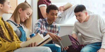 Geração Z transforma IA em aliada para ganhar dinheiro além do emprego fixo