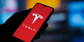 Tesla lança celular com internet via satélite e energia solar? Conheça o Tesla Model PI