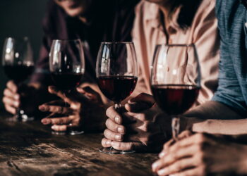 Adeus, colesterol! Conheça os benefícios do vinho tinto seco para o coração.