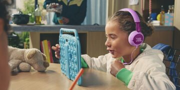 JBL lança fone infantil com design divertido e proteção auditiva