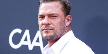 Você não vai acreditar quanto Alan Ritchson fatura por episódio!