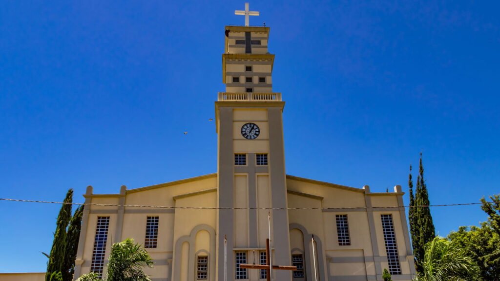 Descubra as 4 cidades onde o salário mínimo vale mais em 2025!