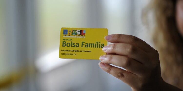 Governo informa que beneficiários do Bolsa Família conquistam empregos e sonhos