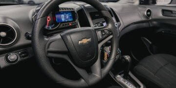 Novo carro que faz 14,7 km por litro usa tecnologia digna da fórmula 1 e chega para enfrentar o Kwid