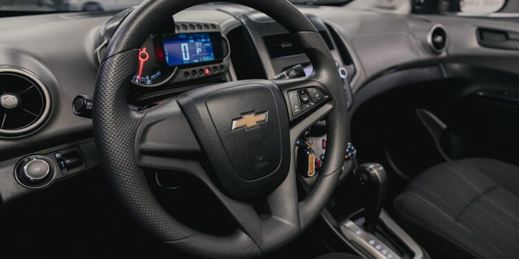 Novo carro que faz 14,7 km por litro usa tecnologia digna da fórmula 1 e chega para enfrentar o Kwid