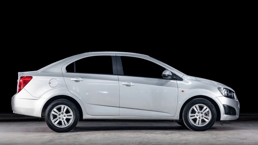 Novo carro que faz 14,7 km por litro usa tecnologia digna da fórmula 1 e chega para enfrentar o Kwid