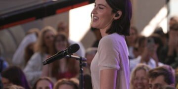 O que está por trás da viralização de Gracie Abrams no cenário musical?