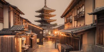 Cidade milenar no Japão encanta turistas com sua história preservada