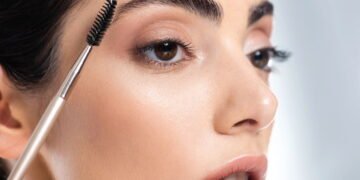 Anos 2000 de volta com a tendência das sobrancelhas finas