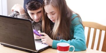 Como a IA está abalando a confiança dos adolescentes no mundo digital