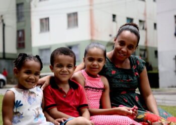 O Bolsa Família no mês de abril de 2025 distribui R$ 13,7 bilhões para 20,48 milhões de famílias