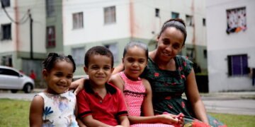 O Bolsa Família no mês de abril de 2025 distribui R$ 13,7 bilhões para 20,48 milhões de famílias