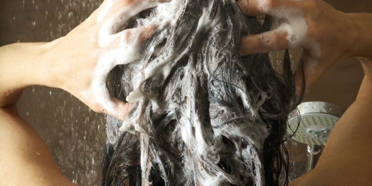 Banhos quentes no inverno! Como aproveitar sem prejudicar a pele e o cabelo