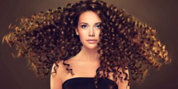 Erros que acabam com seus cachos! Veja como manter cabelos saudáveis e brilhantes