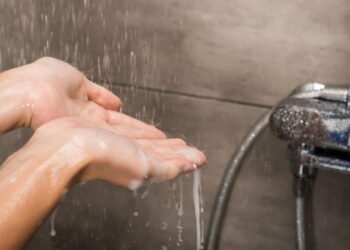 Como a temperatura do seu banho pode influenciar sua energia e saúde