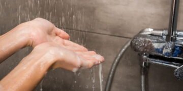 Como a temperatura do seu banho pode influenciar sua energia e saúde