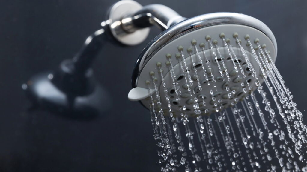 Como a temperatura do seu banho pode influenciar sua energia e saúde