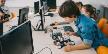 Ai Me | O Robô Inteligente da TCL que Interage e Grava Momentos Infantis