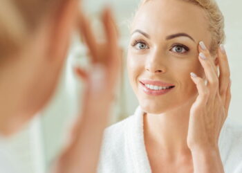 Dicas de cuidados para pele oleosa no verão! Como evitar brilho excessivo