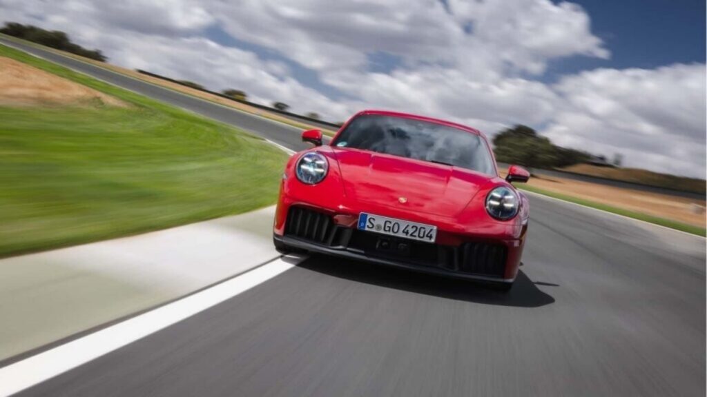 O icônico Porsche 911 se rendeu à eletrificação? Saiba o que mudou!