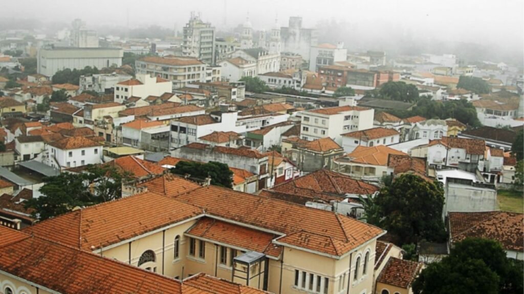 Descubra as 4 cidades onde o salário mínimo vale mais em 2025!