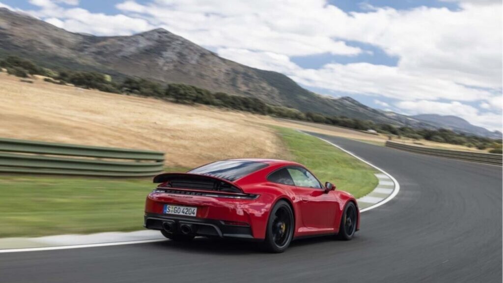 O icônico Porsche 911 se rendeu à eletrificação? Saiba o que mudou!