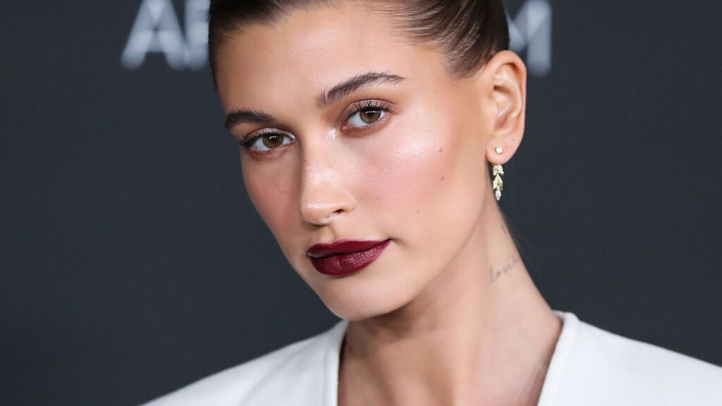 Hailey Bieber revela como manter a pele sempre viçosa e impecável
