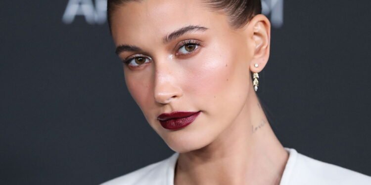 Hailey Bieber revela como manter a pele sempre viçosa e impecável