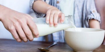 Leite ajuda os ossos e músculos? Descubra e aprenda uma receita nutritiva