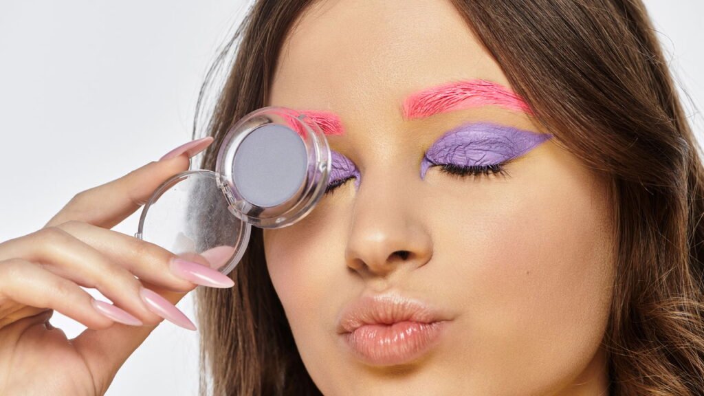 As tendências de maquiagem que vão dominar o Carnaval 2025