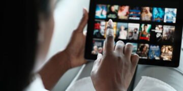 Com uma fortuna milionária e um talento inegável, esse ator da NETFLIX vem fazendo sucesso!