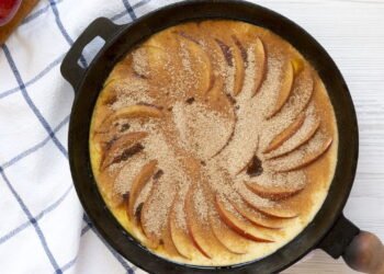 Aprenda a fazer panqueca de maçã com canela para uma refeição saudável