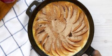 Aprenda a fazer panqueca de maçã com canela para uma refeição saudável