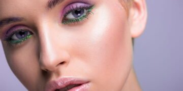 Nos últimos tempos, uma nova tendência de cuidados com a pele tem ganhado destaque nas redes sociais: o uso de casca de banana no rosto. Essa prática, popularizada por influenciadoras digitais, promete efeitos antienvelhecimento e até mesmo substituir procedimentos estéticos como o botox. A ideia se baseia nos benefícios nutricionais da banana, que é rica em antioxidantes e substâncias anti-inflamatórias. No entanto, especialistas alertam para a falta de comprovação científica sobre a eficácia dessa técnica. A maquiadora Katie Jane Hughes, de Nova Iorque, foi uma das primeiras a divulgar essa prática em 2024, afirmando sentir um efeito de "botox natural" após aplicar a casca de banana em sua pele. Desde então, muitas pessoas têm relatado experiências positivas, mas a comunidade médica permanece cética quanto aos benefícios reais dessa prática. Quais são os riscos do uso de casca de banana na pele? Embora a banana seja uma fruta nutritiva quando consumida, a aplicação direta de sua casca na pele pode não ser tão benéfica quanto se imagina. De acordo com a dermatologista Priscilla Sarlos, o uso inadequado pode resultar em alergias, irritações e até mesmo infecções cutâneas. A falta de respaldo científico para essa prática é um ponto de preocupação, uma vez que os efeitos adversos podem ser significativos. Os sintomas mais comuns associados ao uso de casca de banana no rosto incluem vermelhidão, coceira e sensação de ardência. Caso esses sinais apareçam, é fundamental interromper o uso imediatamente e buscar orientação médica. A dermatologista enfatiza a importância de se evitar soluções caseiras sem comprovação e priorizar produtos com eficácia comprovada. Quais alternativas seguras existem para cuidados com a pele? Para aqueles que buscam uma rotina de cuidados com a pele eficaz e segura, a recomendação é adotar um regime minimalista com produtos testados e aprovados por dermatologistas. Consultar um profissional da Sociedade Brasileira de Dermatologia (SBD) pode garantir que os tratamentos escolhidos sejam adequados ao tipo de pele de cada indivíduo. Algumas alternativas seguras incluem o uso de protetor solar diário, hidratantes adequados ao tipo de pele e produtos com ingredientes ativos comprovados, como ácido hialurônico e vitamina C. Além disso, manter uma alimentação balanceada e uma boa hidratação são práticas essenciais para a saúde da pele. Como verificar a eficácia de novas tendências de skincare? Com o surgimento constante de novas tendências de skincare, é crucial verificar a eficácia e segurança de qualquer tratamento antes de adotá-lo. Consultar um dermatologista é o primeiro passo para garantir que o produto ou técnica seja realmente benéfico. Além disso, é importante buscar informações em fontes confiáveis e baseadas em evidências científicas. Em resumo, enquanto a casca de banana pode parecer uma solução fácil e natural para cuidados com a pele, a falta de comprovação científica e os riscos potenciais tornam essa prática questionável. Optar por alternativas seguras e comprovadas é sempre a melhor escolha para manter a saúde e a beleza da pele.