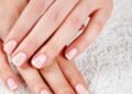 O minimalismo nas unhas ganha destaque na moda e no autocuidado