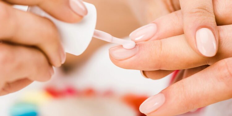 A unha branca não precisa ser sem graça, basta entender como fazer - Imagem ilustrativa de unhas naturais - Créditos: depositphotos.com / EdZbarzhyvetsky