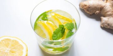 Beber água quente com limão traz benefícios ou é só um mito?