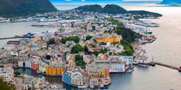 Cidade no interior encanta com arquitetura única e paisagens deslumbrantes