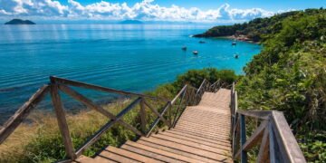 Cidade paradisíaca do Brasil encanta turistas com praias e vida noturna