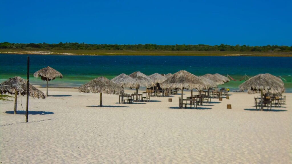 Praias de areia branca e águas cristalinas fazem deste destino um paraíso imperdível