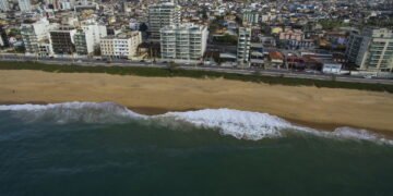 Este destino surpreendente tem praias incríveis e economia em alta