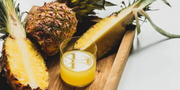 Passo a passo para colher abacaxis grandes e doces em casa
