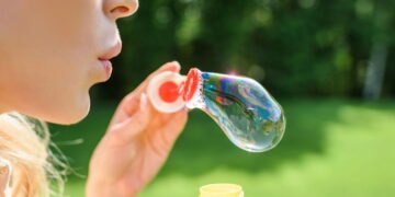 O melhor estímulo infantil pode estar nas bolhas de sabão