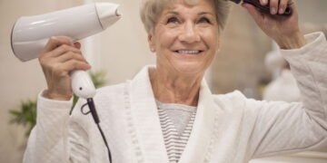 Cabeleireiro ensina a cobrir seus cabelos brancos e rejuvenescê-los sem retoques