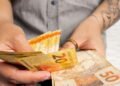 Programa do governo paga R$ 200 para nascidos em setembro e outubro nesta sexta