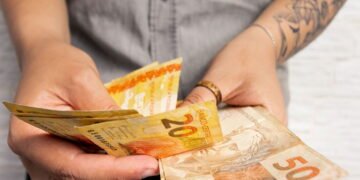 Programa do governo paga R$ 200 para nascidos em setembro e outubro nesta sexta