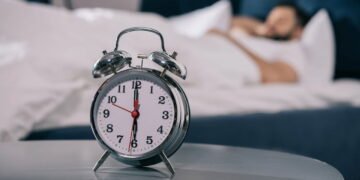 Esta posição de dormir acelera o envelhecimento da pele