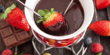 Fondue irresistível! Como preparar versões doces e salgadas em casa