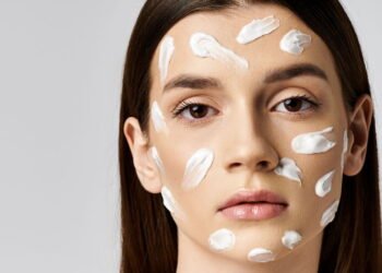 Pele oleosa e hidratante combinam? Entenda por que esse cuidado é essencial